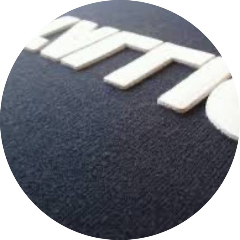 Silk em relevo com acabamento premium em vestuário corporativo